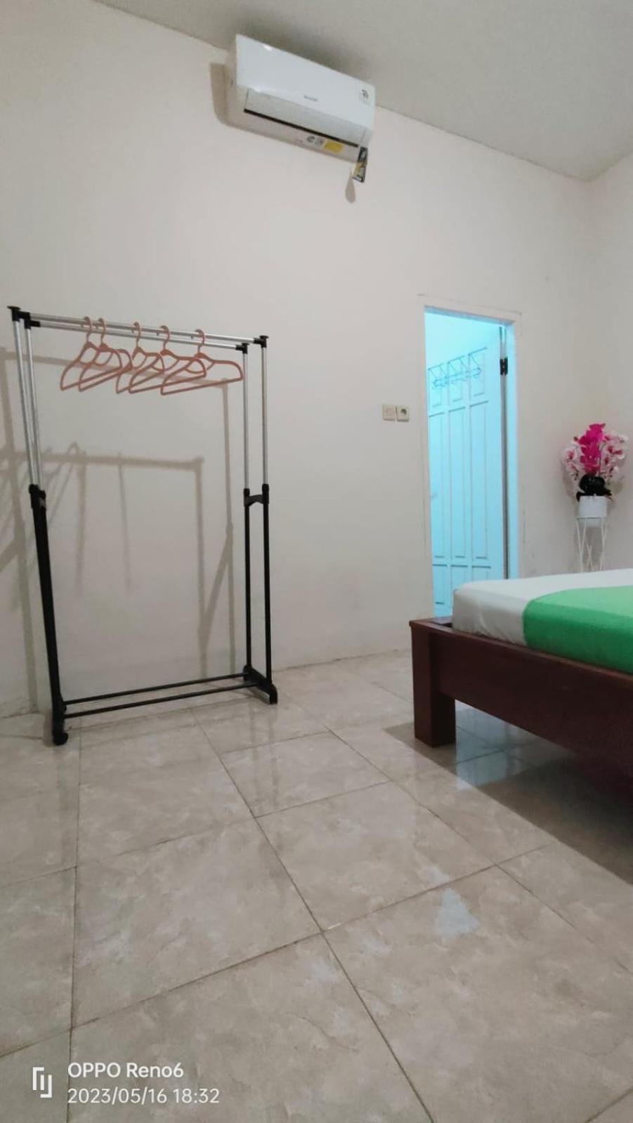 Pineapple Guest House Гили Еър Екстериор снимка
